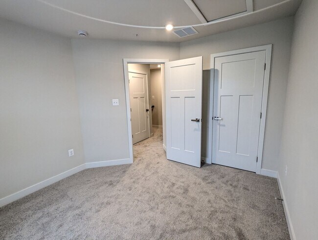Building Photo - New Construction (never lived in) townhous...