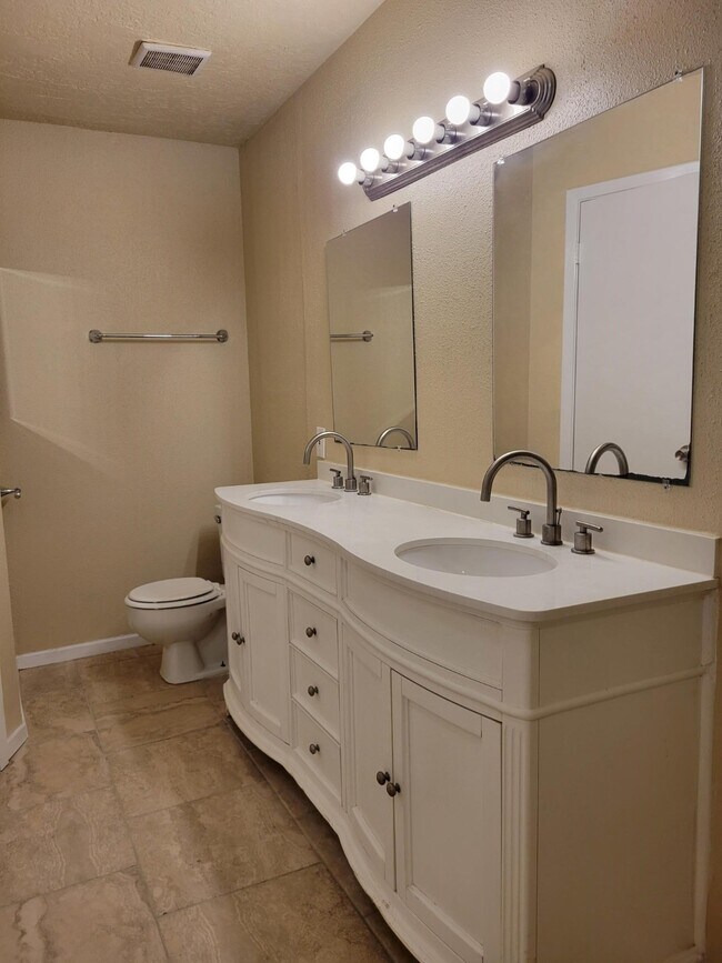 Building Photo - 11002 Longtom Ct