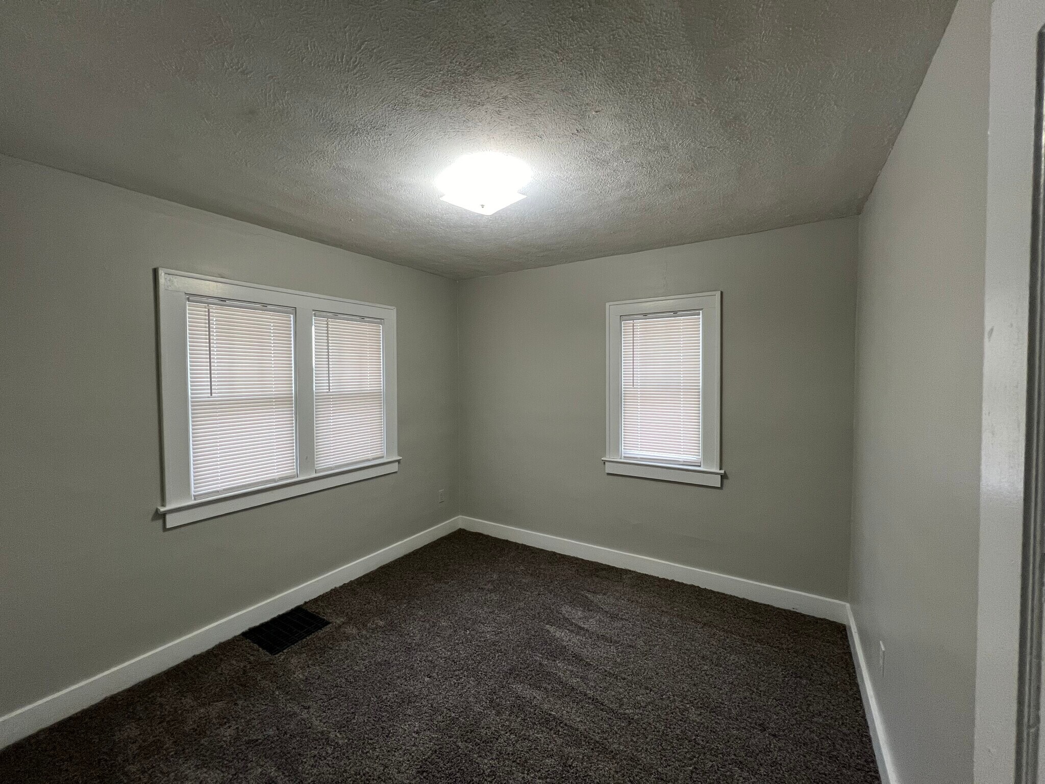 Building Photo - 947 Oakcrest St SW