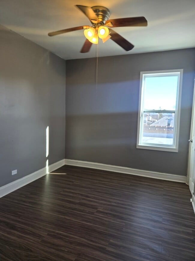 Building Photo - 2822 W Marquette Rd