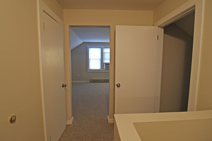 Building Photo - 318 S Watson St