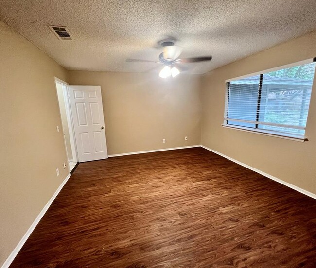 Building Photo - 2403 La Rochelle Dr