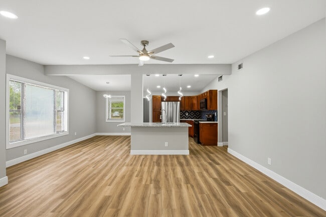 Building Photo - 937 La Marche Dr