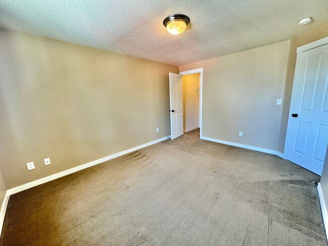 Building Photo - COMING SOON - EZ access to 205 within minu...