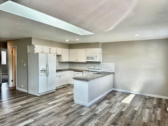 Building Photo - 922 Teal Ct