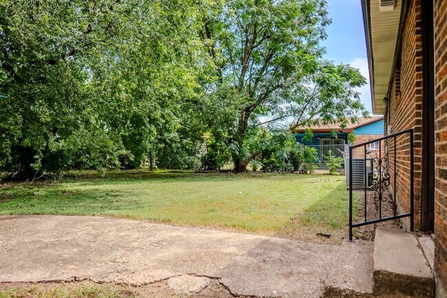 Building Photo - FREE JANUARY RENT!!!!!!!!!! $1,250 SPECIAL!!!!