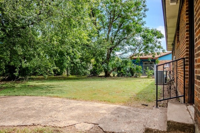 Building Photo - FREE JANUARY RENT!!!!!!!!!! RENT REDUCED TO $1,195!!!