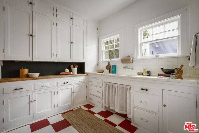 Building Photo - 4405 Clarissa Ave