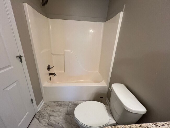 Building Photo - Super Cute 3/2 in Sevierville Close to everything!