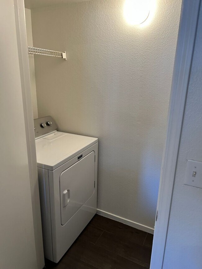 Building Photo - Beautiful unfurnished 2 bedroom in the Sou...