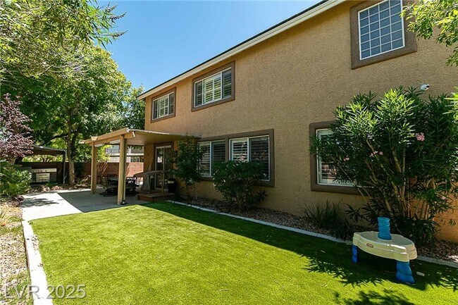 Building Photo - BEAUTIFUL 2 STORY 5 BEDROOM 4 FULL BATHROO...