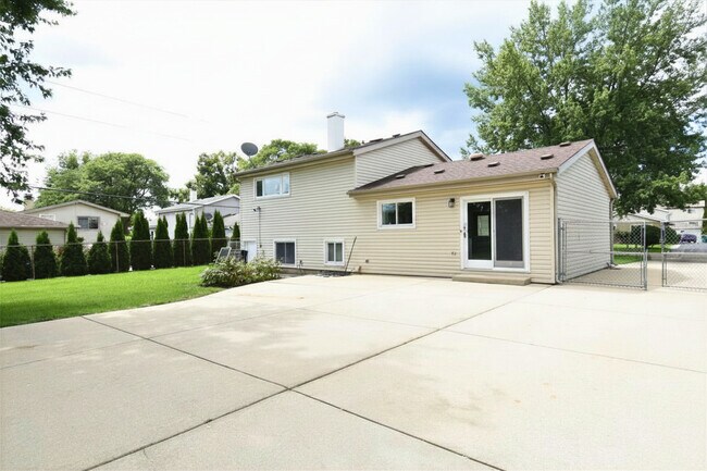 Building Photo - 515 N La Londe Ave