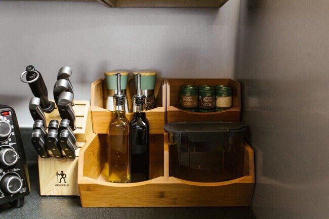 Building Photo - 672 Barber St