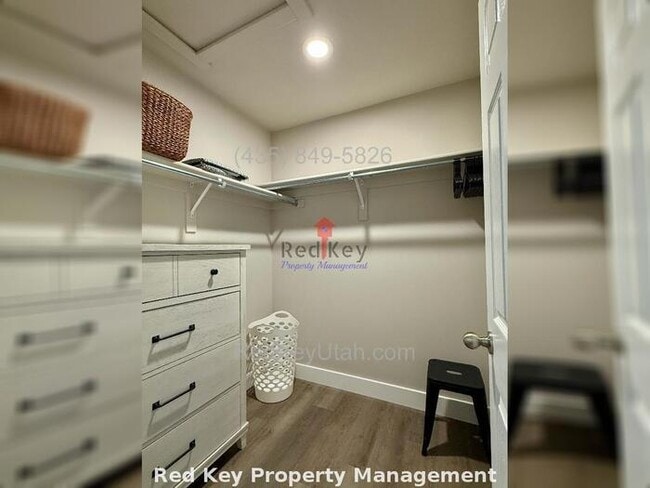 Building Photo - Adobe Rock Dr. Fully Furnished