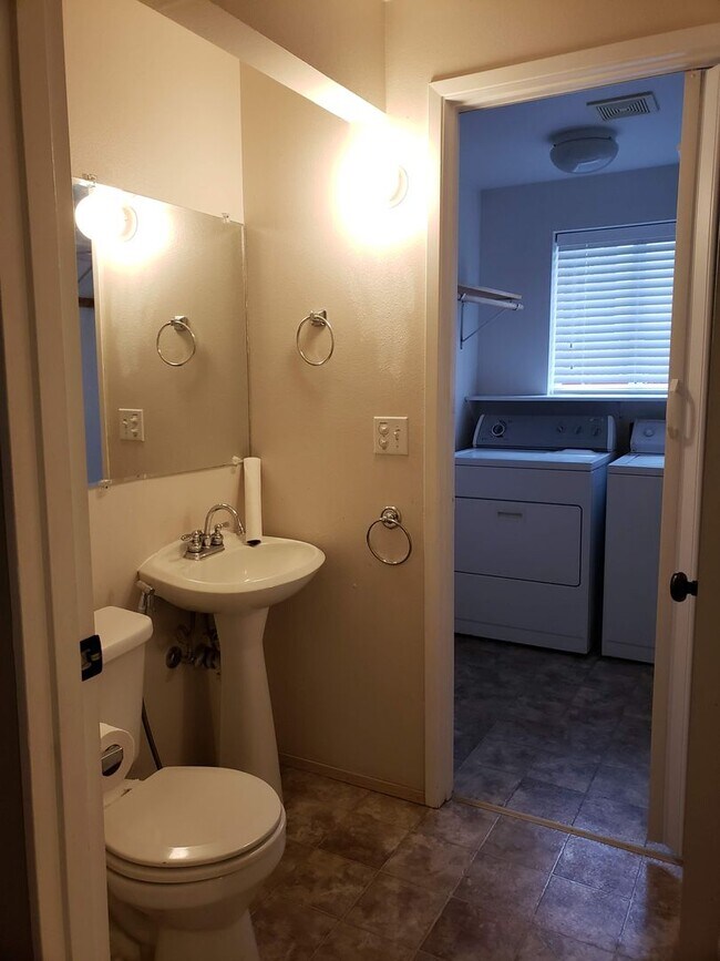 Building Photo - Beautiful Three Bedroom Centrally Located!