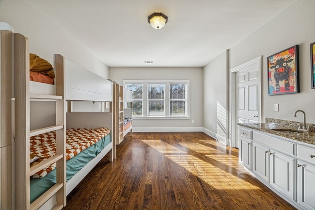 Building Photo - 594 Lake Haven Dr