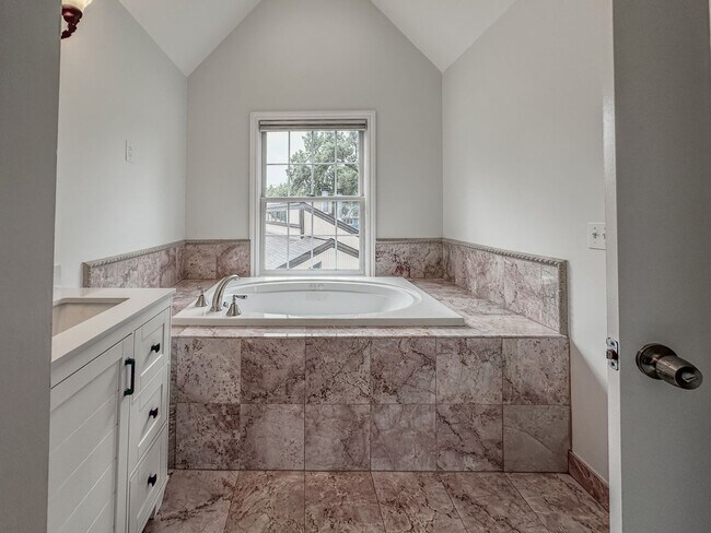 Building Photo - Lakeside Living!