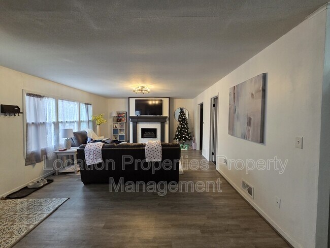 Building Photo - 1311 W 19th Terrace