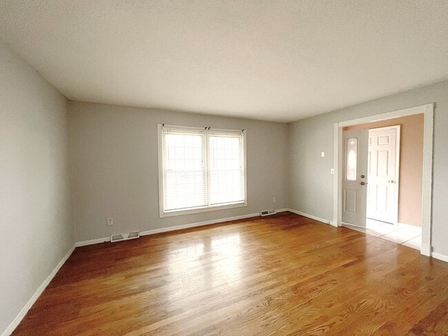 Building Photo - COMING SOON: Bright 3-Bed Home with Spacious Layout & Natural Light!