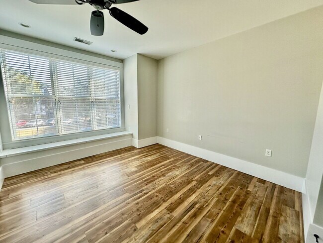 Building Photo - Two Bedroom Condo in the Heart of the Bluffton Promenade!