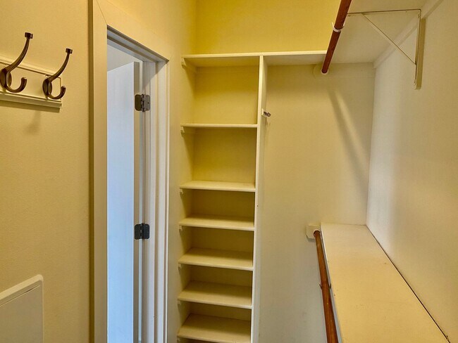 Building Photo - "Fantastic 1-Bedroom Condo off South Congr...