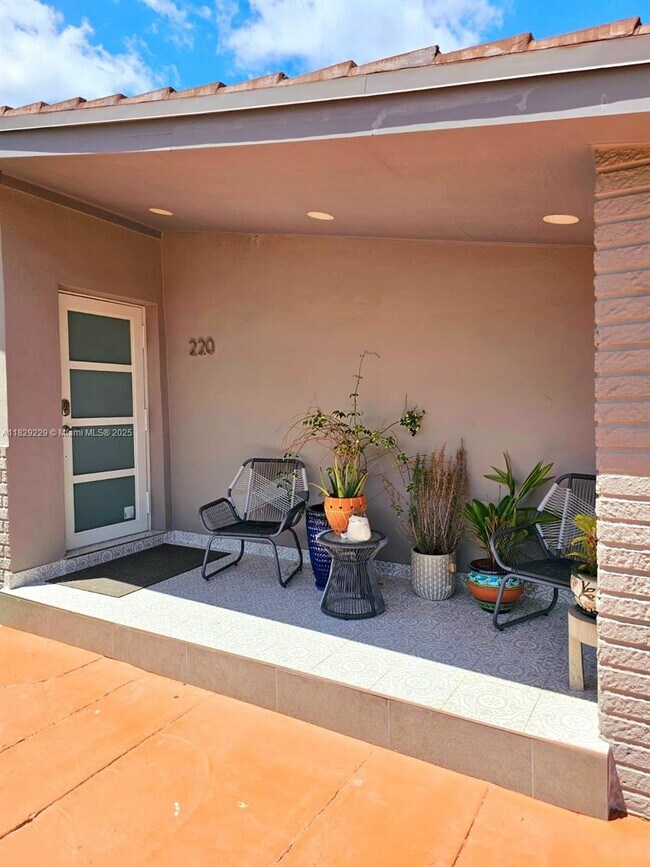 Building Photo - 220 SW 68th Ave