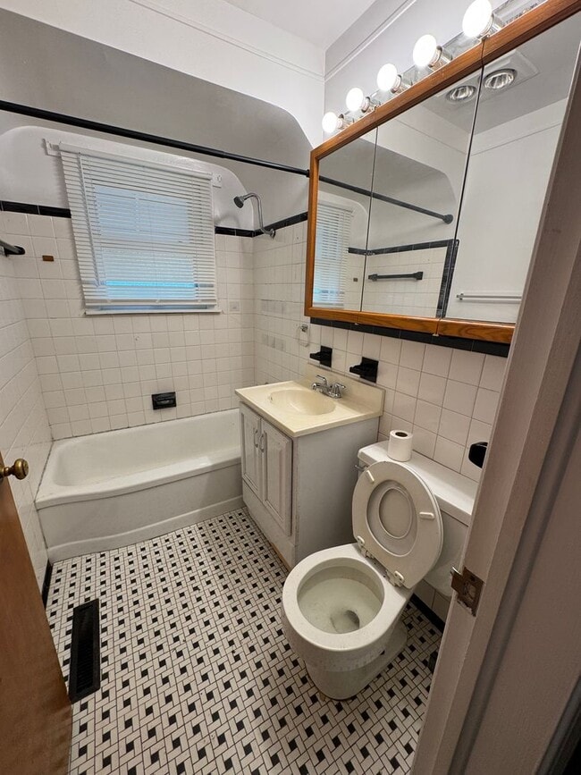 Building Photo - 2 Bedroom Home In Eastpointe