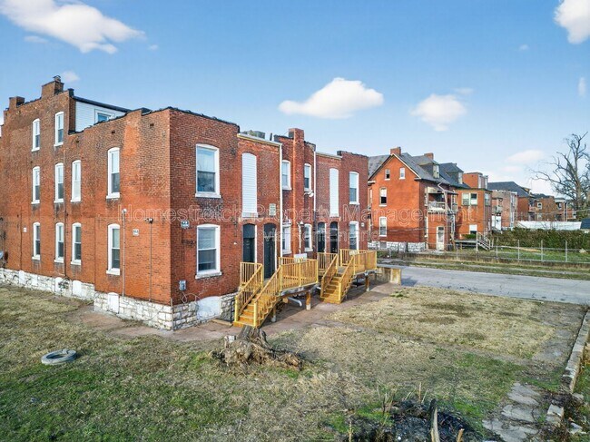 Building Photo - 2102 Adelaide Ave