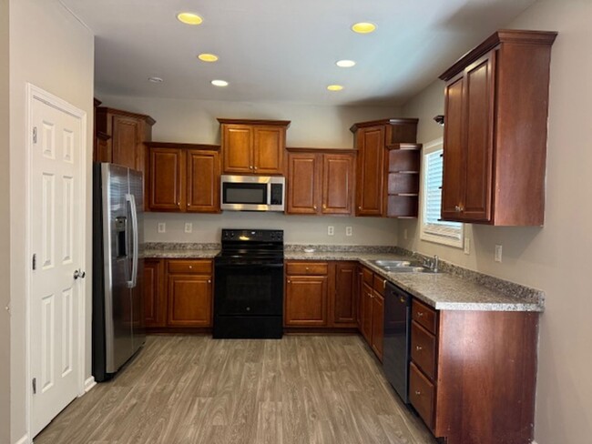 Building Photo - Stunning 4 BR / 3.5 Bath Townhome in Atlanta!