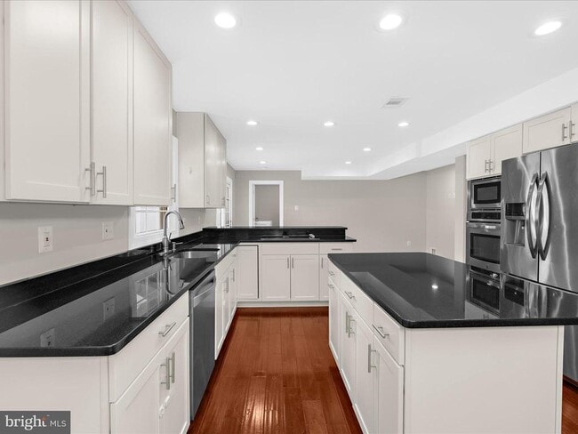 Building Photo - 7896 Pavilion Dr