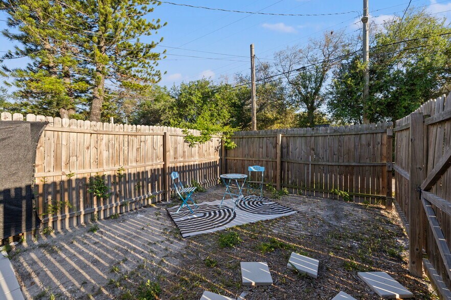 Private yard/patio - 625 35th St N