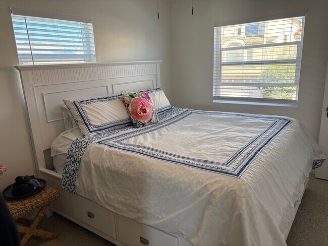 Building Photo - 4027-4029 Ocean Dr