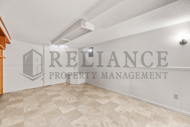 Building Photo - 1022 S Capri Ln