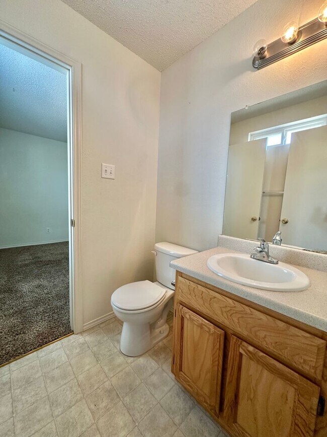 Building Photo - COMING AUGUST 2026 - 5 Bedroom Home in PaulAnn Neighborhood!