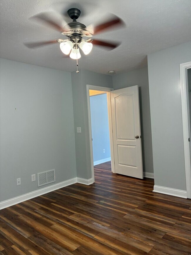 Building Photo - **Summer Ending BUT This Home is HOT**