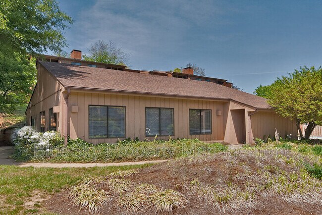 Building Photo - 112-12 Turtle Creek Rd