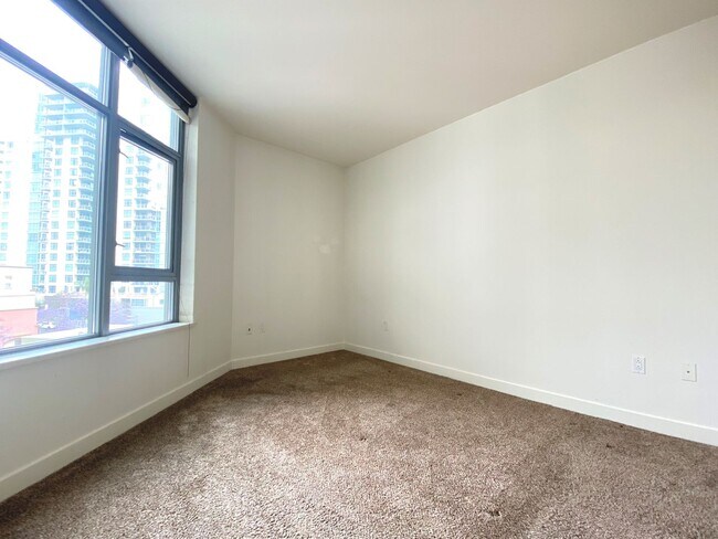 Building Photo - Beautiful 2 bedroom 2 bath condo in the Do...