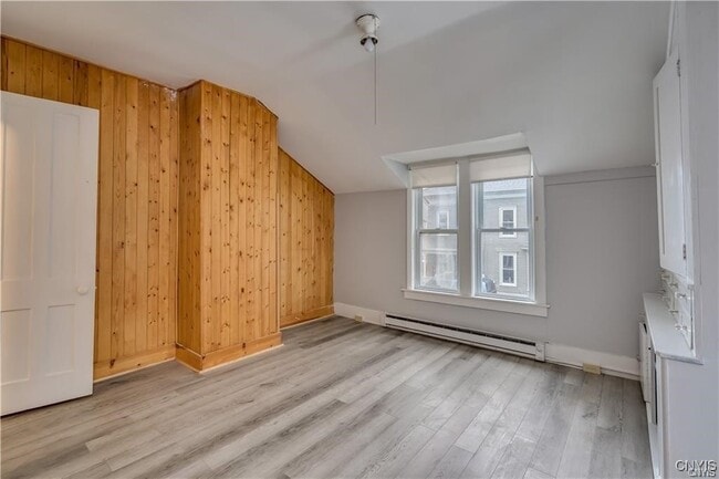 Building Photo - 136 Maple St