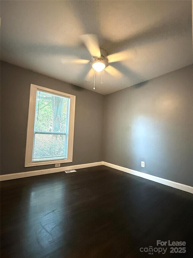 Building Photo - 3900 Crestridge Dr