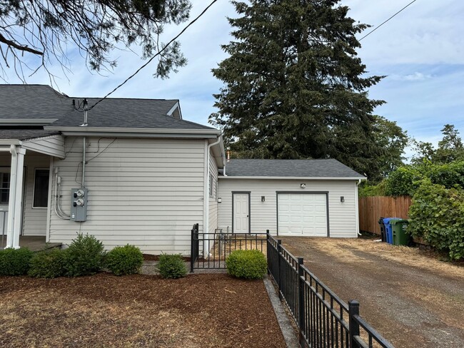 Building Photo - Updated 3 bedroom 2 bathroom duplex in his...