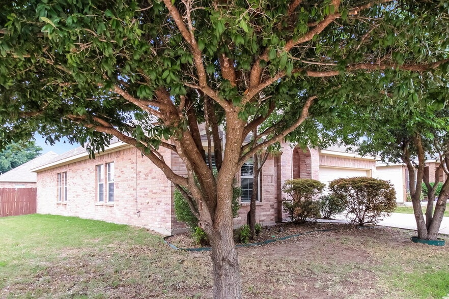 Building Photo - 10048 Iron Ridge Dr