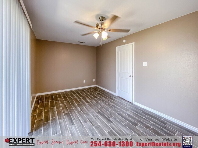 Building Photo - 2 bedroom/ 1 bath with one car garage.