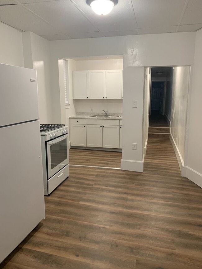 Building Photo - Video in Photos! Downtown York 2 Bedroom-1st Floor