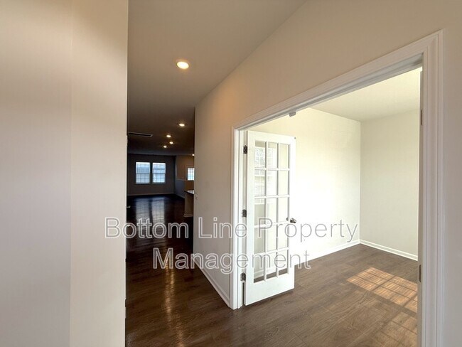 Building Photo - 15708 Country House St