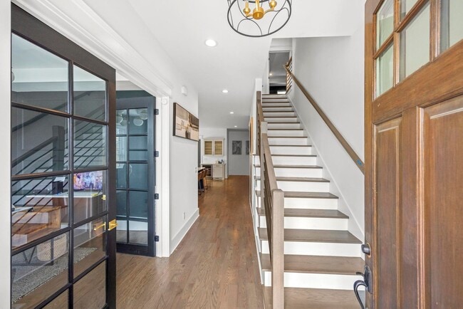 Building Photo - Luxury Living Just Minutes from Downtown Nashville