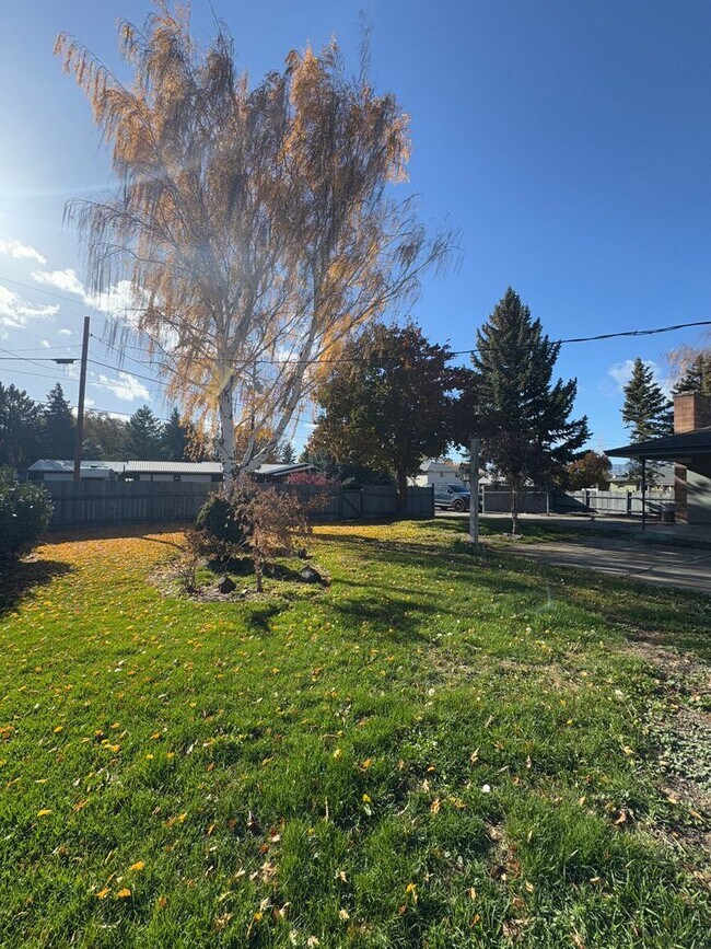 Building Photo - Spacious 6 Bedroom, 3 Bathroom Home Near CWU