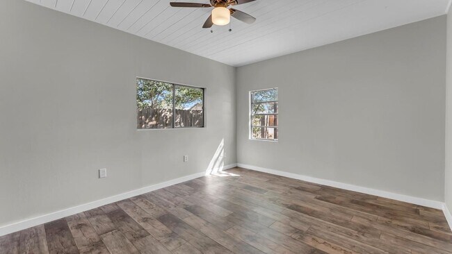 Building Photo - 206 5th St