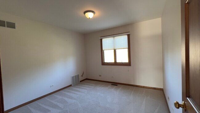 Building Photo - 1360 Hunter Cir