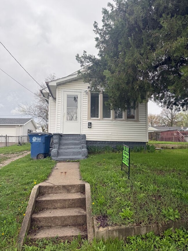 Building Photo - Cute 2 Bedroom Home with Large yard!