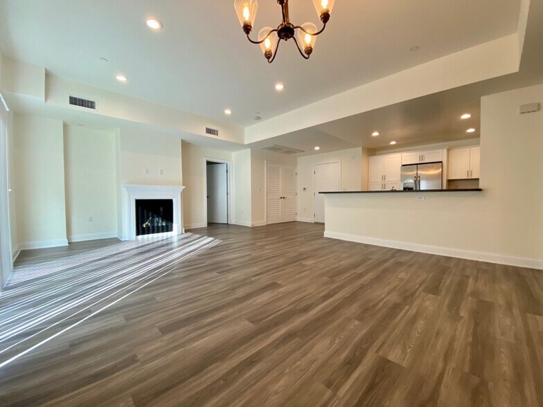 Building Photo - 14934 Burbank Blvd